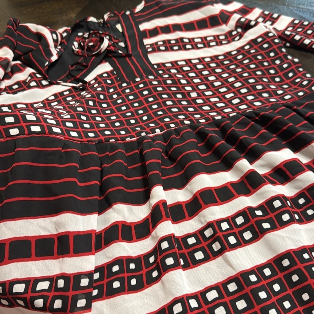 Chic Red and Black Geometric Dress - Picture 8 of 9